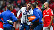 El jugador Rogelio Funes Mori sale lesionado en un partido ante Toluca.