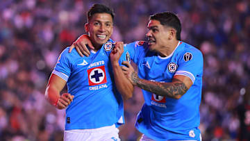 Ángel Sepúlveda y el uruguayo Gabriel Fernández festejan el gol con el cual Cruz Azul obtuvo el pase a las semifinales del Apertura 2024