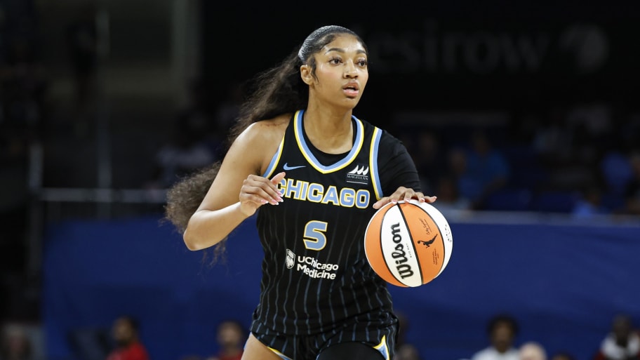 Chicago Sky forward Angel Reese (5) looks to pass the ball against the Las Vegas Aces. | Kamil Krzaczynski-USA TODAY Sports