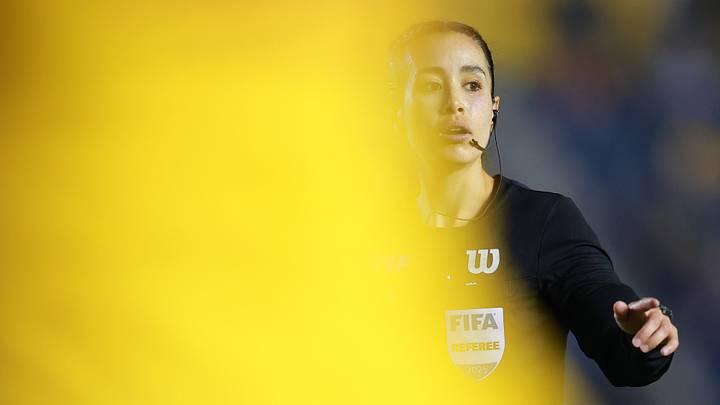 Katia Itzel García Mendoza, árbitra central con Gafete FIFA, forma parte de la delegación mexicana que ha comenzado su concentración oficial en Miami para la Copa Mundial de la FIFA 2026. Katia Itzel García Mendoza, árbitra central con Gafete FIFA, forma parte de la delegación mexicana que ha comenzado su concentración oficial en Miami para la Copa Mundial de la FIFA 2026.