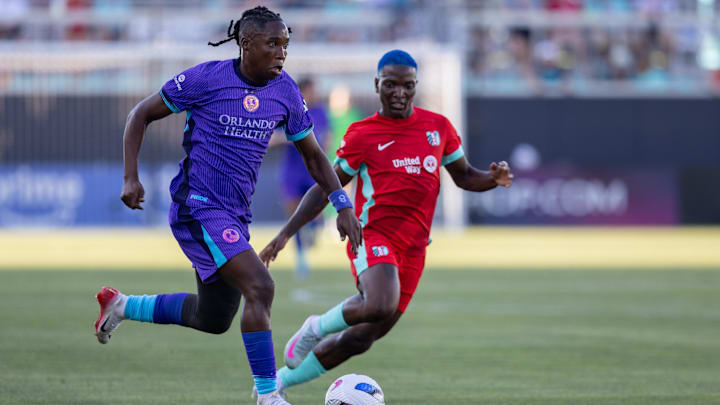 Aug 16, 2025; Kansas City, Missouri, USA; Orlando Pride forward Barbra Banda (22) attempts to get past Kansas City Current forward Temwa Chawinga (6) during the first half of the match at CPKC Stadium. Mandatory Credit: Kylie Graham-Imagn Images