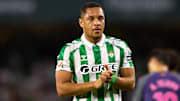 Vitor Roque está entre os melhores jogadores sub-23 de outubro