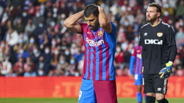Barcelona anuncia que Agüero voltará aos gramados apenas em 2022