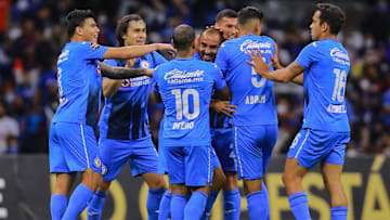 Jugadores de Cruz Azul celebran un gol.