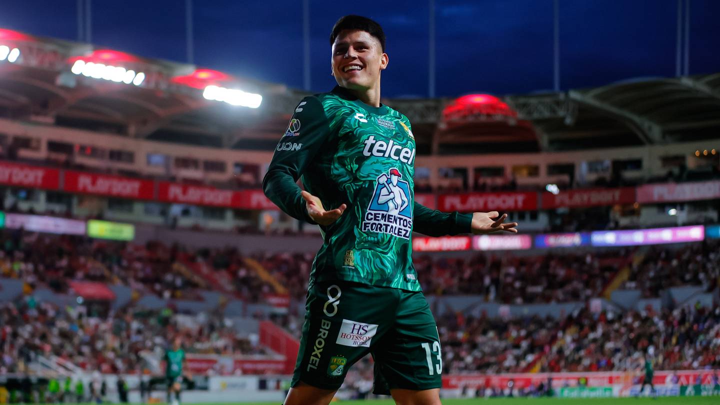 León vence al Necaxa y conquista el Estadio Victoria con 10 jugadores