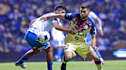 Diego de Buen y Henry Martín disputan un balón.