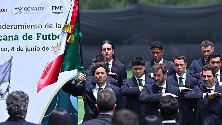 Guillermo Ochoa fue el encargado de recibir la Bandera de México. Guillermo Ochoa fue el encargado de recibir la Bandera de México.