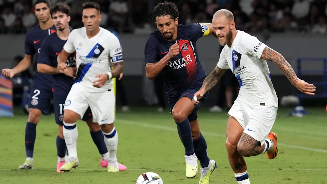O brasileiro Marquinhos estava em campo no último duelo entre as equipes, um amistoso de pré-temporada O brasileiro Marquinhos estava em campo no último duelo entre as equipes, um amistoso de pré-temporada