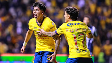 Kevin Álvarez festeja su gol a lado del gringo Alejandro Zendejas