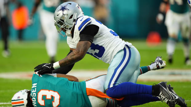 Damone Clark makes the tackle against the Dolphins