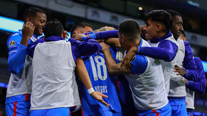 Jugadores de Cruz Azul celebran un gol.