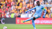 Brice Samba est titulaire et capitaine.