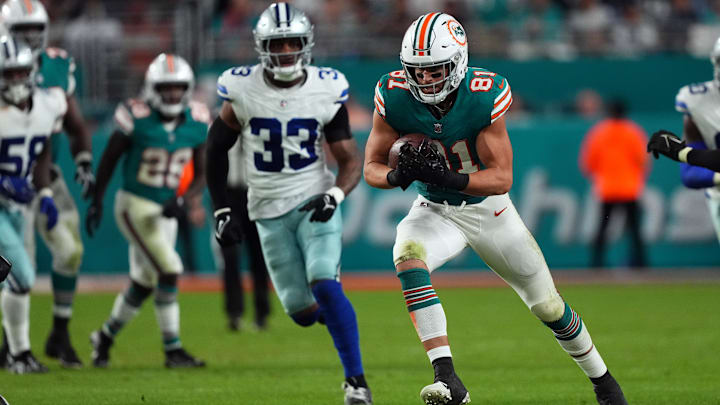 Dolphins tight end Durham Smythe runs with a catch against Dallas. Smythe is an all-purpose type added by the Bears as a backup to Cole Kmet. Dolphins tight end Durham Smythe runs with a catch against Dallas. Smythe is an all-purpose type added by the Bears as a backup to Cole Kmet.