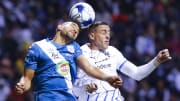 Diego de Buen (Puebla) y el argentino Rogelio Funes Mori (Rayados) disputan el balón en el Clausura 2022.