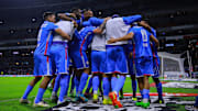 Jugadores de Cruz Azul celebran un gol.