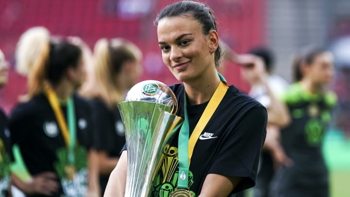 Riola Xhemaili mit dem DFB-Pokal.