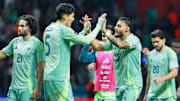 Chiquete Orozco y Alexis Vega festejan el pase de la selección mexicana a las semifinales de la Nations League