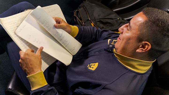 Efraín guarda veinte libretas, ahí escribe ideas o cómo un entrenador sacó adelante al equipo. Diferentes contextos para avanzar. Efraín guarda veinte libretas, ahí escribe ideas o cómo un entrenador sacó adelante al equipo. Diferentes contextos para avanzar.