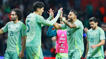 Chiquete Orozco celebra uno de los goles con Alexis Vega