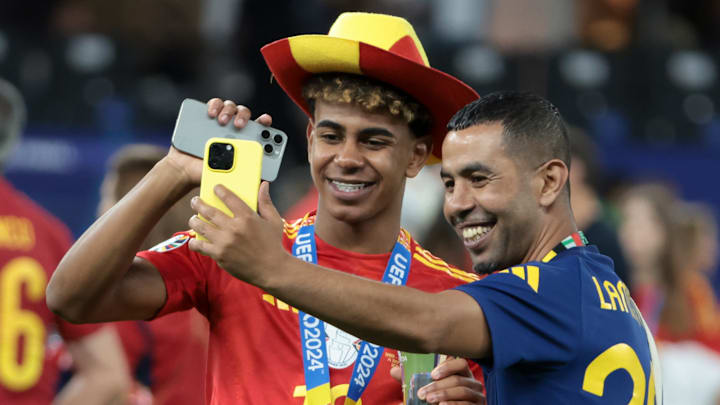 Lamine Yamal était présent pour soutenir son fils sur la pelouse du Betis Seville. Lamine Yamal était présent pour soutenir son fils sur la pelouse du Betis Seville.