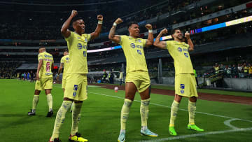 Jugadores del América celebran un gol ante el Puebla.