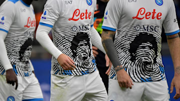 Diego Armando Maradona sulla maglia del Napoli