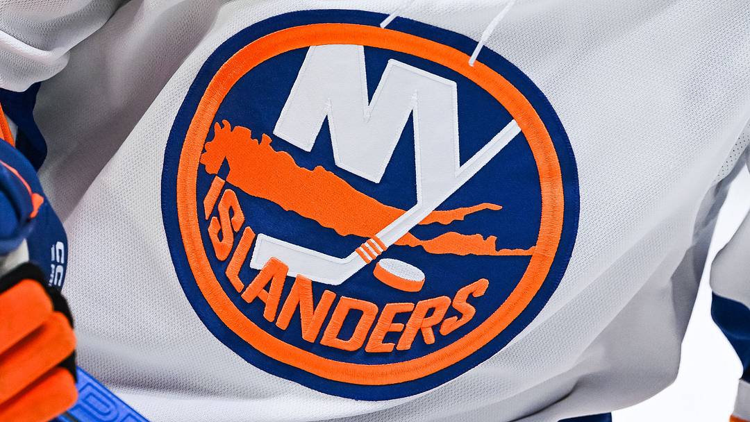 Mar 21, 2026; Montreal, Quebec, CAN; View of a New York Islanders logo on a jersey worn by a member of the team during warm-up before the game against the Montreal Canadiens at Bell Centre. Mandatory Credit: David Kirouac-Imagn Images