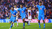 El  uruguayo Ignacio Rivero, Ángel Sepúlveda y Luis Romo festejan el gol de Cruz Azul sobre Chivas