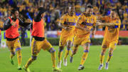 Jugadores de Tigres UANL celebran un gol.