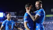El argentino Carlos Rotondi felicita al uruguayo Ignacio Rivero por su gol contra Chivas