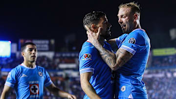 El argentino Carlos Rotondi felicita al uruguayo Ignacio Rivero por su gol contra Chivas