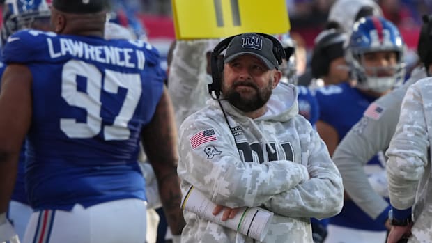 brian-daboll-giants-sideline-arms-crossed