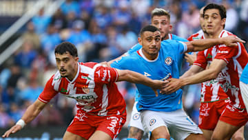 El argentino Agustín Oliveros de Necaxa y el griego Giorgos Giakoumakis de Cruz Azul durante el Apertura 2024