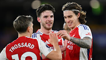 Declan Rice (Mitte) jubelt mit den Teamkollegen Leandro Trossard und Riccardo Calafiori