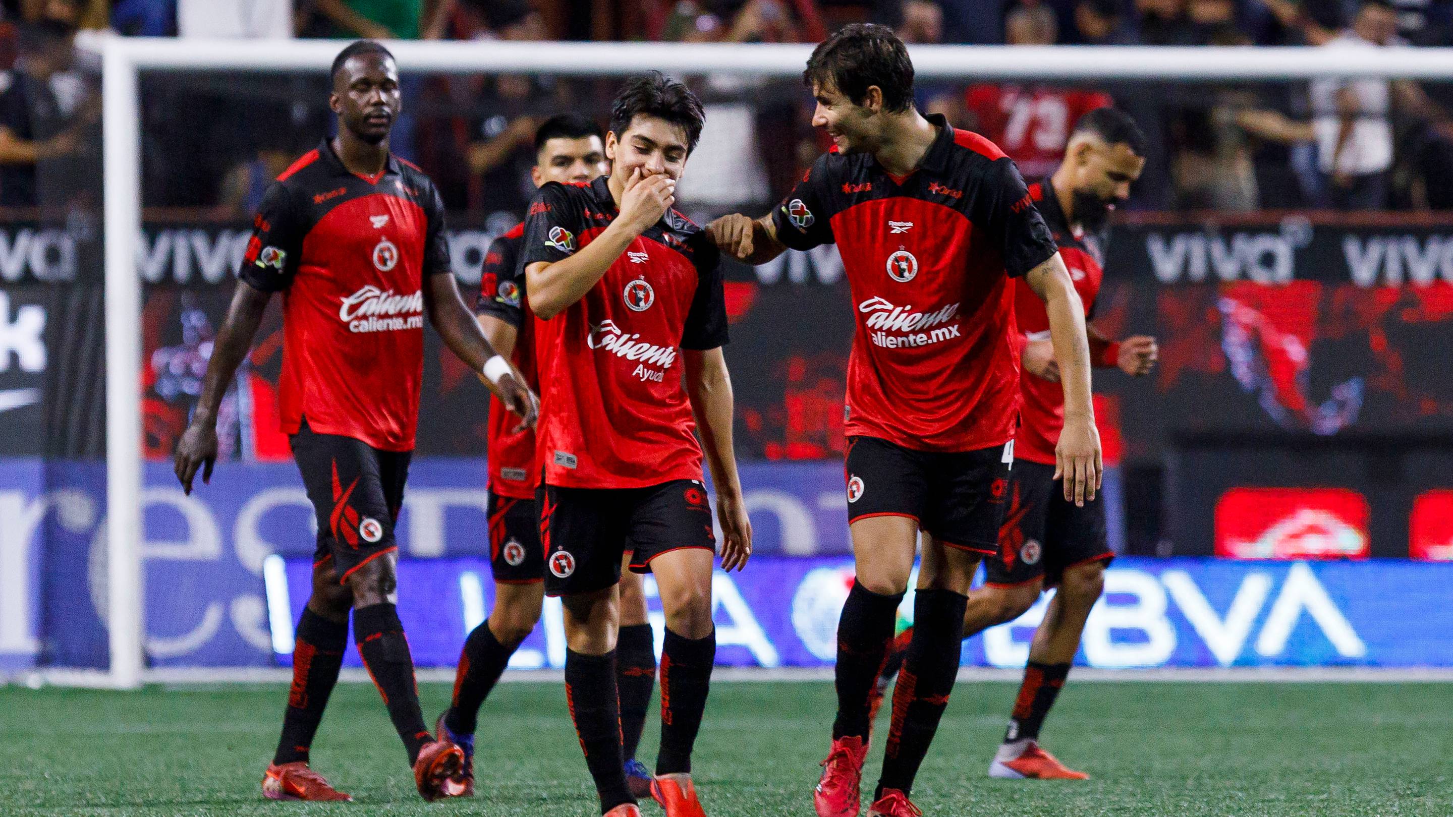 Gilberto Mora firma la noche y Xolos vence 2-0 a Pumas