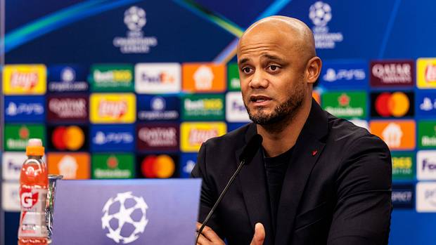 Vincent Kompany devant Bayer Leverkusen vs Bayern Munich Vincent Kompany devant Bayer Leverkusen vs Bayern Munich