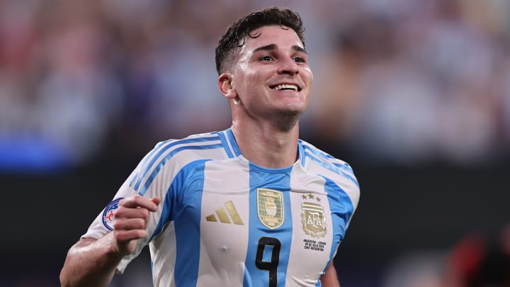 Julian Álvarez foi campeão da Copa América e começou os Jogos Olímpicos como titular da Argentina