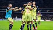 Jugadores del América celebran un gol.