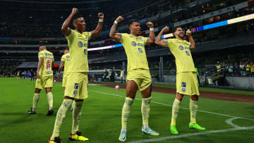 Jugadores del América celebran un gol en un partido ante Cruz Azul.