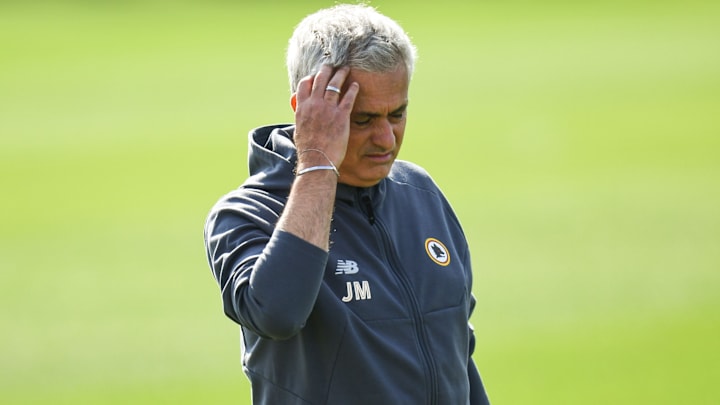 Jose Mourinho düşünceli Jose Mourinho düşünceli