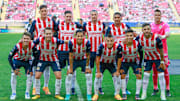 El equipo de Chivas previo al partido ante Pumas UNAM.