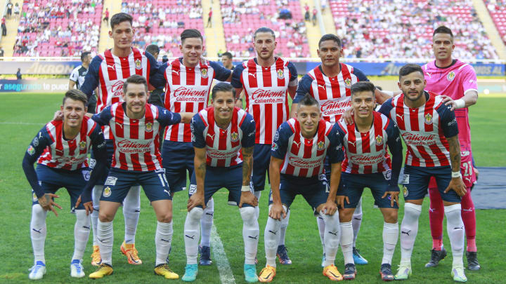 El equipo de Chivas previo al partido ante Pumas UNAM.