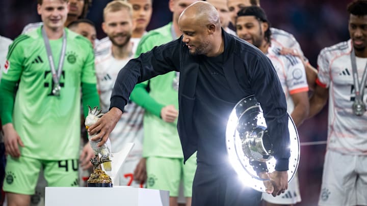 Vincent Kompany platziert den Kakadu Vincent Kompany platziert den Kakadu