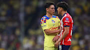 Ramón Juárez del América y Erick Gutiérrez de Chivas durante el Clausura 2024