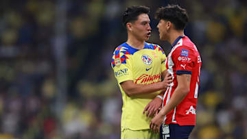 Ramón Juárez del América y Erick Gutiérrez de Chivas durante el Clausura 2024