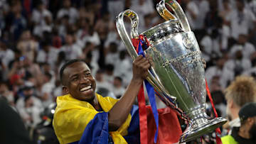 Willian Pacho jubelt mit dem Henkelpott.