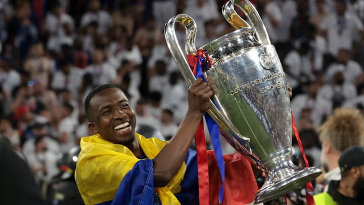 Willian Pacho jubelt mit dem Henkelpott. Willian Pacho jubelt mit dem Henkelpott.