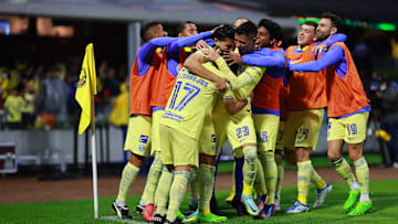 Jugadores del América celebran un gol.