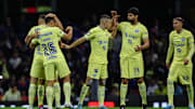 Jugadores del América celebran un gol.