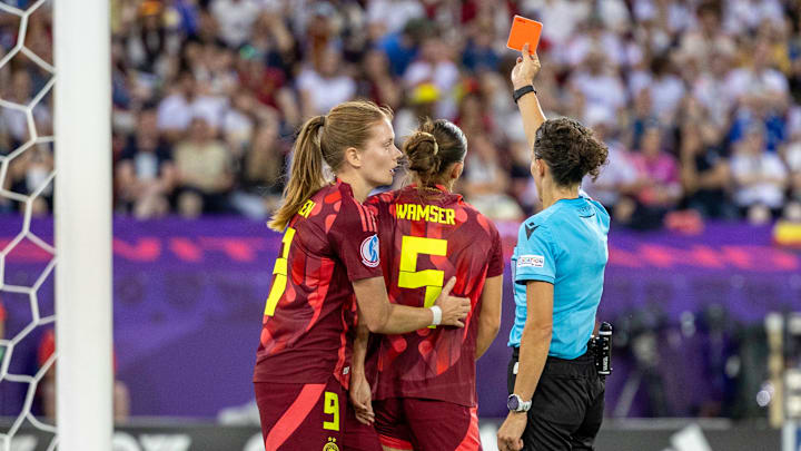 Die Szene, die das Spiel entschied: Carlotta Wamser sah für das Handspiel im Strafraum die rote Karte Die Szene, die das Spiel entschied: Carlotta Wamser sah für das Handspiel im Strafraum die rote Karte